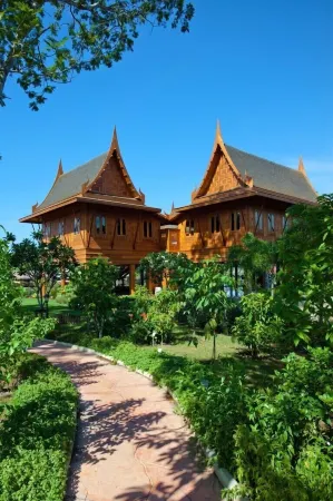 RK Riverside Resort & Spa (Reon Kruewal) Отели рядом с достопримечательностью «Wat Lan Tak Fa»