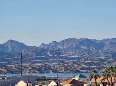 Condo with lake views, walking distance to the London Bridge, shops& restaurants