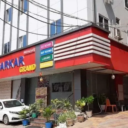 Hotel Sarkar Grand Отели рядом с достопримечательностью «Храм Канакадурга»