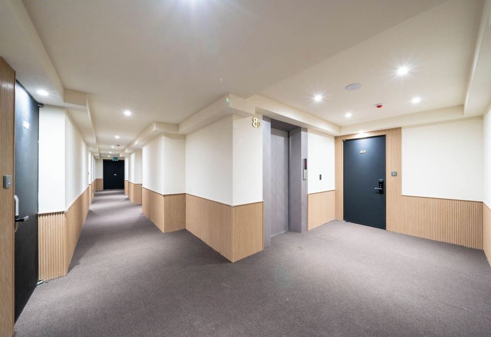 브라운도트 홍성 내포점의 모던한 로비 공간