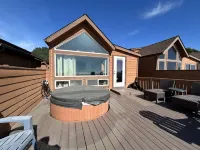 Private Deck and Jacuzzi with Stunning Views - Exquisite Cabin Retreat