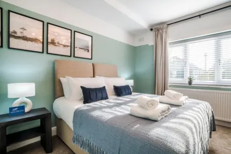 The Coach House, 3 bed apartment with free off-street parking in Ellesmere Port Отели в г. Эллесмер-Порт