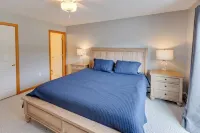 Bretton Woods Condo- cozy fireplace and private deck, relaxing yet near it all!
