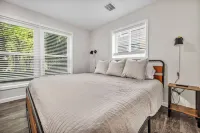 New King Bed! Firepit and Near CLE, BW, Metroparks Hotels in Berea