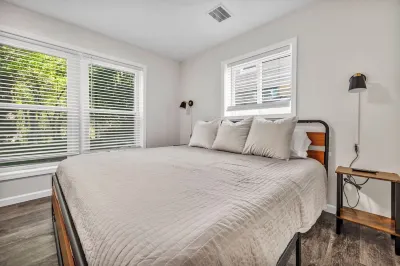 New King Bed! Firepit and Near CLE, BW, Metroparks Baldwin Wallace University: Center For Innovation & Growth附近的飯店