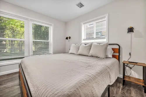 Renovated Retreat: King Bed - Fire Pit - Metroparks Access