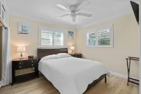 Charming 4-Bedroom Beach Bungalow with Idyllic Pool & Backyard Timberline Glamping Jupiter附近的飯店