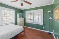 Cozy Sulphur Getaway, Pool & Basketball Court