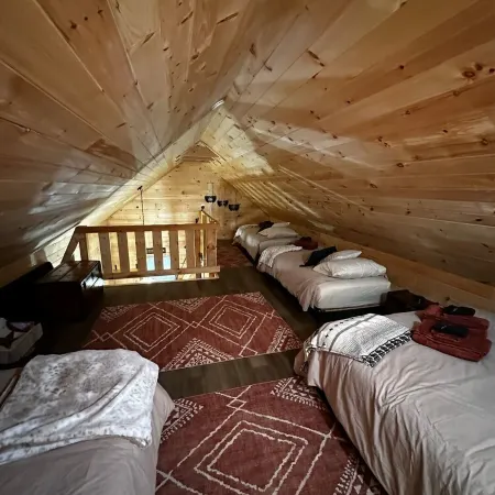 Charming cabin in delightful Montague with WiFi, AC, and parking