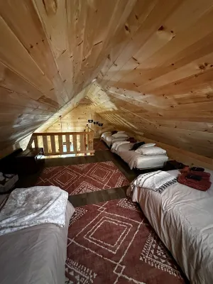 Charming cabin in delightful Montague with WiFi, AC, and parking