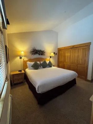 Spacious 2-bedroom 2.5 Bath Townhome Walking Distance to World Class Skiing!