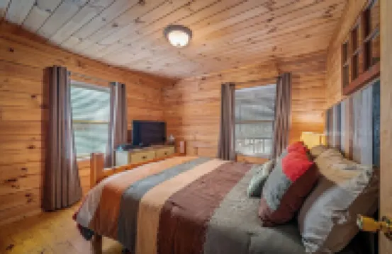 Serenity-A Romantic Secluded Riverfront 1 Level Expansive Log Cabin with Hot-Tub