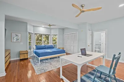 Heverly House Retreat, walkable to the beach, fitness room, hot tub, arcade game
