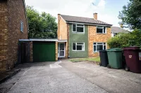 Charming 6-Bed House in Reading