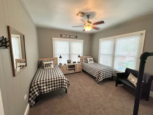 1925 Waco Charmer! Under 10 min. to Baylor, Magnolia Silos, downtown Waco, zoo!