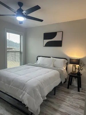 Serenity LoungeNEW-FRESH-MODERN HOUSE With TVs in All rooms - Homestays