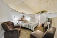 The Painted Silos - The Horse Bin.  Elgin, Ft Sill and Lawton areas. Hotel a Elgin