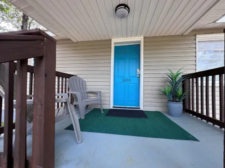Teal Door: Charming 2-bedroom cottage with WiFi, AC in fabulous Simpsonville