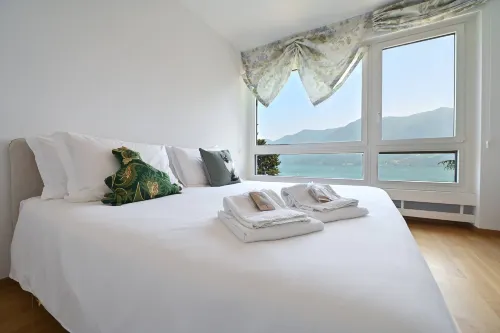 One & Only Lake View Apartment