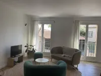Bright & Cosy 2-Bed Apartment