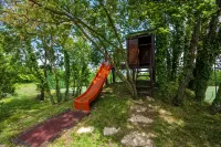 Charming Villa with Large Heated Pool, 2 Tennis Courts, Jaccuzzi Hotels in Butkovici