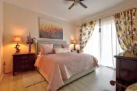Charming 2-bedroom apartment with AC, fitness room in brilliant Lantana Hotels near Costco Wholesale
