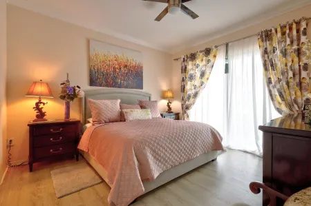 Charming 2-bedroom apartment with AC, fitness room in brilliant Lantana Отели в г. Лантана