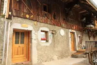Chalet la Tournette Gite la Beccaz 80m2 au Premier Étage Hotels near Cascade d'Angon