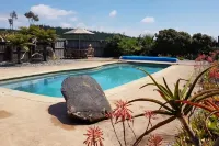 Golden Hills Farm Cottage, Stunning Views and a Swimming Pool - piscine