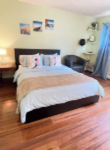Spacious, comfortable rooms near beach & Newport