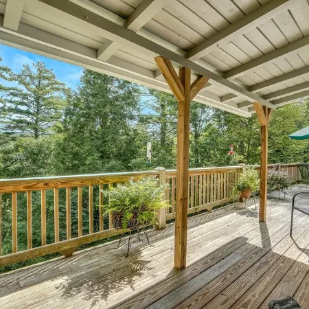 Highlands Hideaway Two Blocks from Main Street