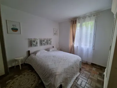 House with large garden in an oyster farming site close to the beach and the golf course. Hotels near Île d'Oléron