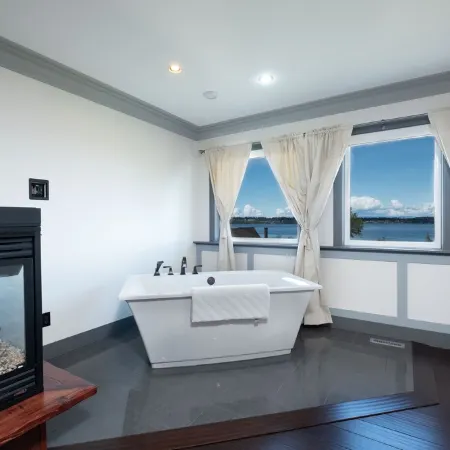 Large west coast home near the seaside