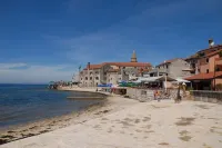 Linda apartment with terrace overlooking the sea, a stone's throw from the beach, garden