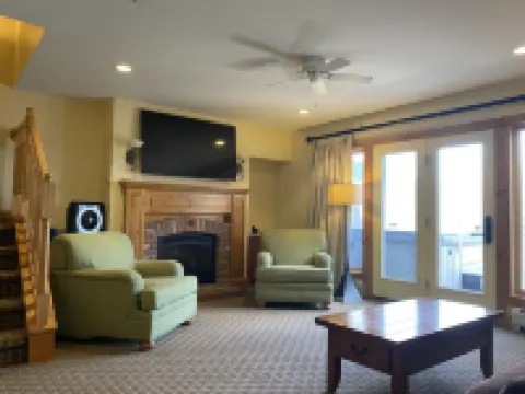 Jay Peak 4BR/3.5BA Ski-in/out Townhome