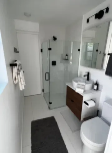 Abodu Modern Cottage 2bd with hot tub - walkable to Greenlake