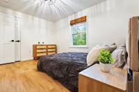 Scarborough Sanctuary-Cozy retreat close to all local attractions. Hotels near Cabela's