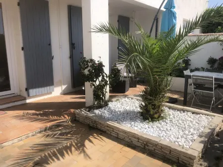 Comfortable apartment with courtyard close to the center and beach.