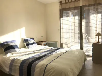 Petit piquey, apartment, 50m from the beach Camping Embruns附近的飯店