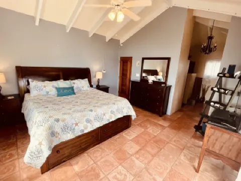 Stunning Paradise Overlook - Incredible Views from Every Room فنادق في 