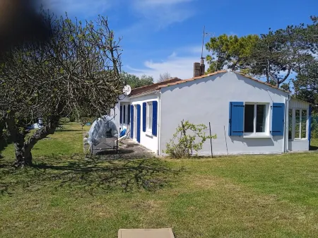 Maison Avec Très Grand Jardin : Plage à Pied, Piste Cyclable, Отели в г. Долю-д'Олерон