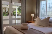 Stylish & Cozy House - 5min from the beach!