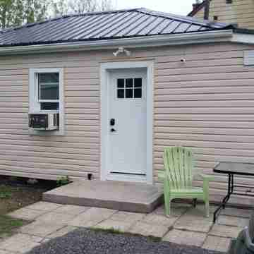 Cozy home on a quiet street minutes to downtown Kingston! Hotel Exterior