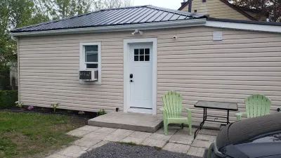 Cozy home on a quiet street minutes to downtown Kingston! St. 앤드류스 프레즈비테리언 처치 주변 호텔