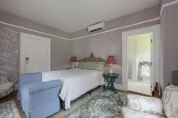 Charming Inn Steps away from Downtown Warwick only an Hour away from NYC Hotels in Warwick