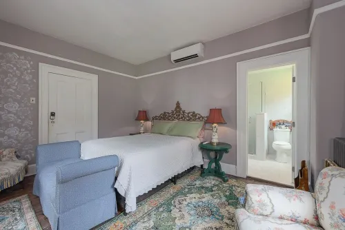 Charming Inn Steps away from Downtown Warwick only an Hour away from NYC