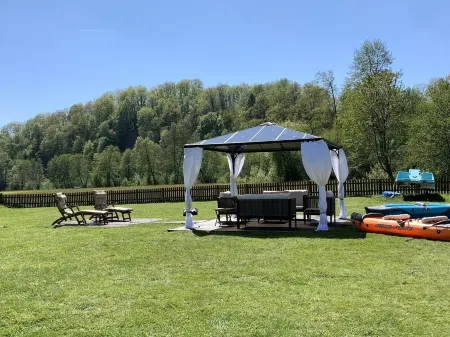 Vacation apartment on the ground floor with large garden and access to the Waldnaab