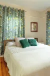 5 min walk to downtown! Newly renovated with original hardwoods and clawfoot tub