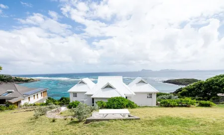 Calmando. Enjoy some of the best oceanfront views Crown Point has to offer.