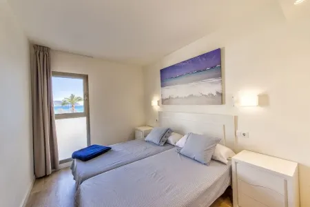APARTMENT IN CALA MILLOR, Modern, DIRECTLY ON THE BEACH, SEAVIEW, Wifi Incl, up to 4 pers. Отели в г. Сан-Лоренсо